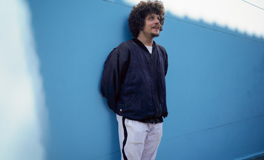 Turnê do novo álbum de Chico Chico chega ao Guairinha no fim de janeiro