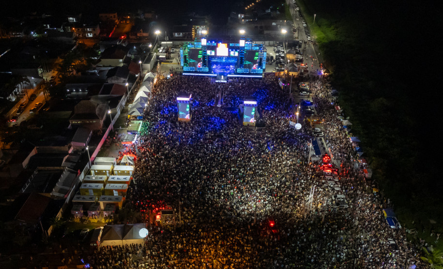 Gustavo Mioto e Jiraya Uai fazem shows cheios de interação em Pontal do Paraná