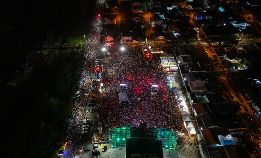 Gustavo Mioto e Jiraya Uai fazem shows cheios de interação em Pontal do Paraná