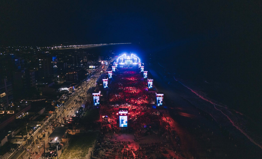 Fábio Jr. celebra o romantismo com show para 144 mil pessoas em Matinhos