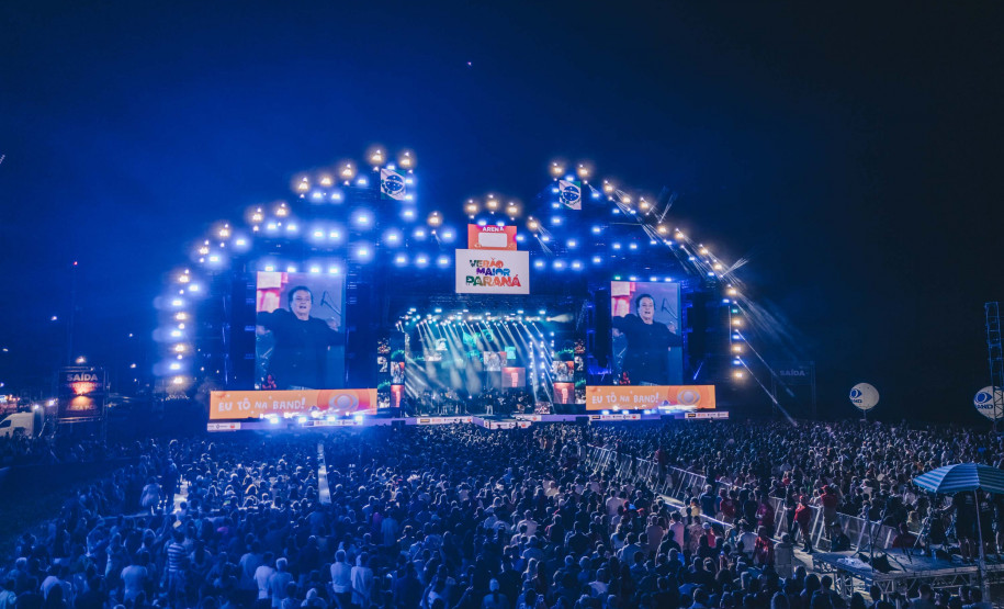 Fábio Jr. celebra o romantismo com show para 144 mil pessoas em Matinhos