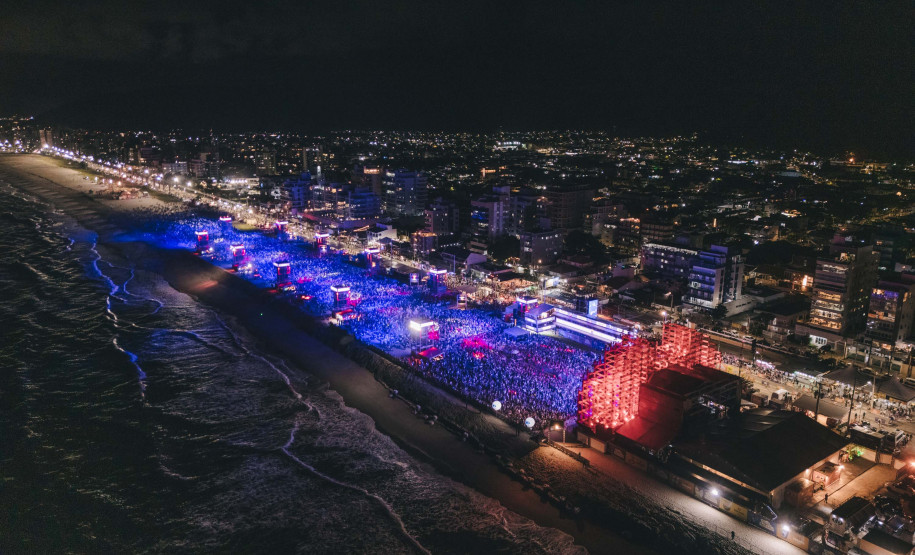 Fábio Jr. celebra o romantismo com show para 144 mil pessoas em Matinhos
