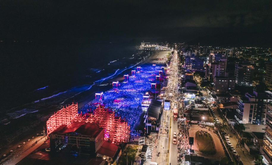 Fábio Jr. celebra o romantismo com show para 144 mil pessoas em Matinhos