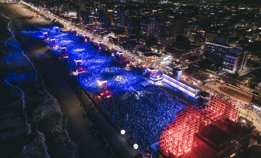Fábio Jr. celebra o romantismo com show para 144 mil pessoas em Matinhos
