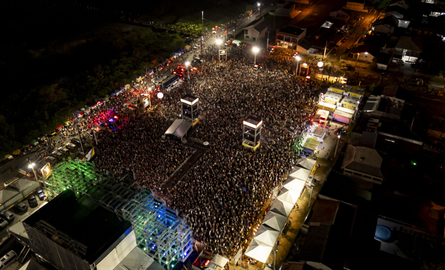 Atitude 67 e Kamisa 10 fazem noite de pagode em dose dupla em Pontal do Paraná