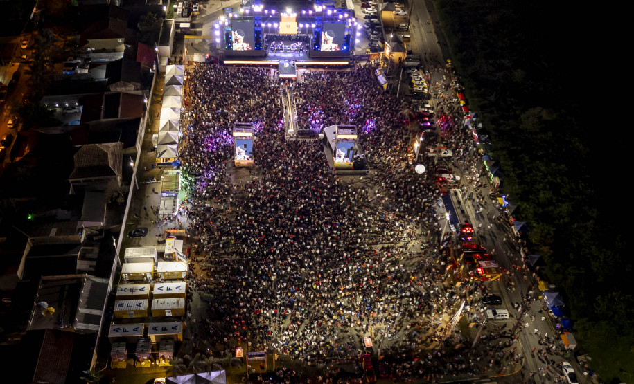 Atitude 67 e Kamisa 10 fazem noite de pagode em dose dupla em Pontal do Paraná