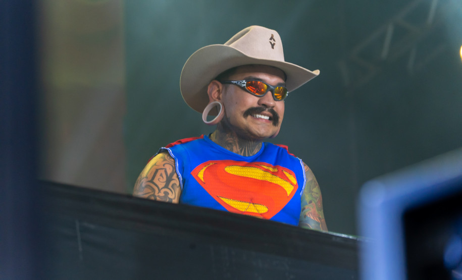 Gustavo Mioto e Jiraya Uai fazem shows cheios de interação em Pontal do Paraná