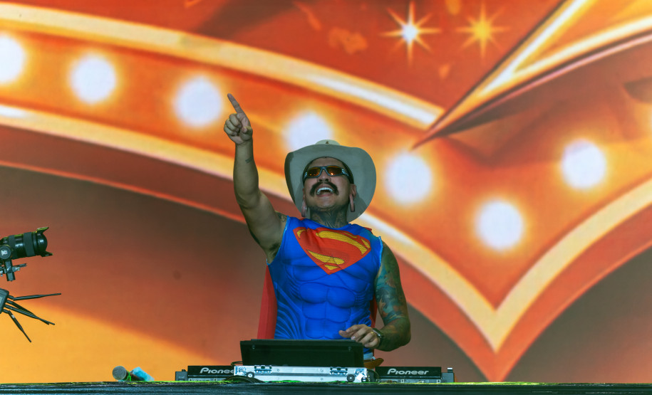 Gustavo Mioto e Jiraya Uai fazem shows cheios de interação em Pontal do Paraná