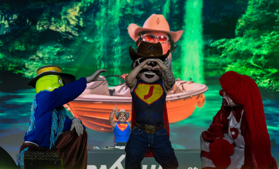 Gustavo Mioto e Jiraya Uai fazem shows cheios de interação em Pontal do Paraná