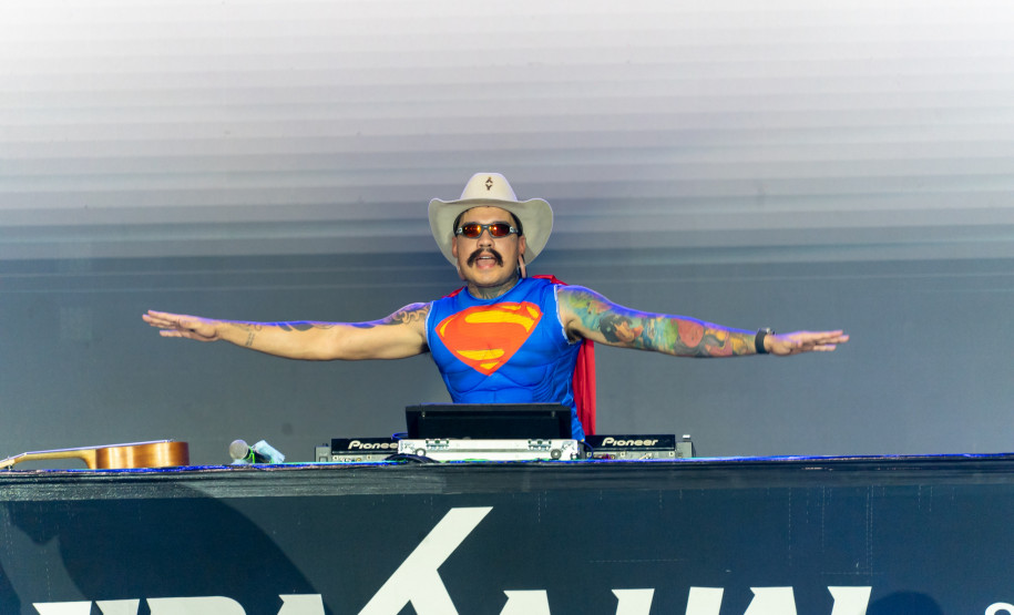 Gustavo Mioto e Jiraya Uai fazem shows cheios de interação em Pontal do Paraná