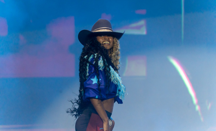 Gustavo Mioto e Jiraya Uai fazem shows cheios de interação em Pontal do Paraná