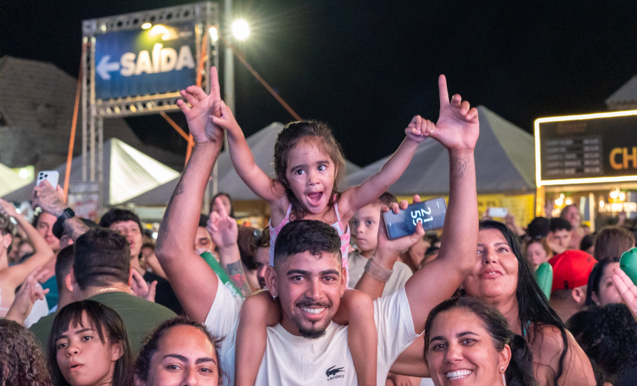 Gustavo Mioto e Jiraya Uai fazem shows cheios de interação em Pontal do Paraná