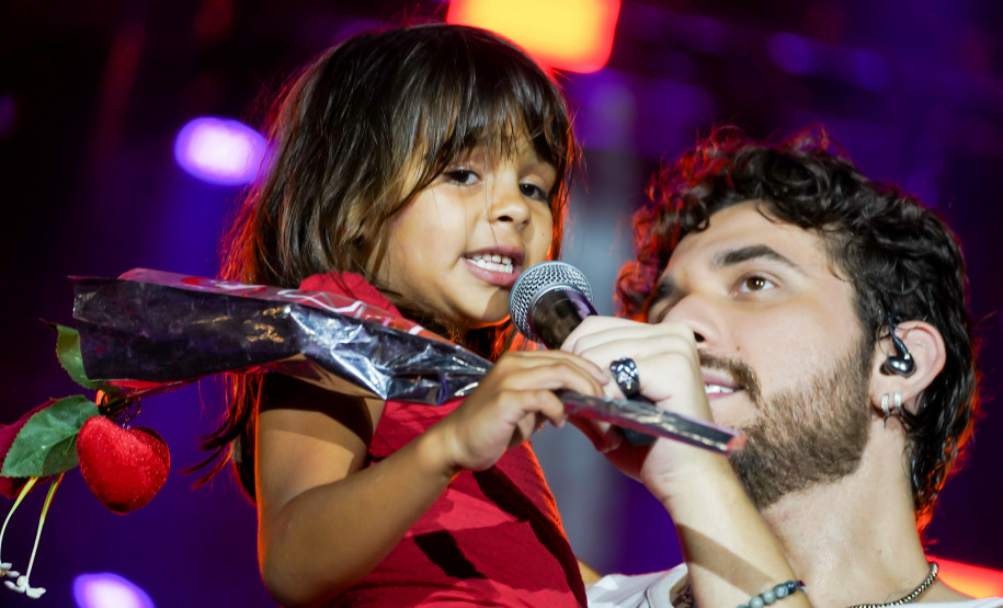 Gustavo Mioto e Jiraya Uai fazem shows cheios de interação em Pontal do Paraná