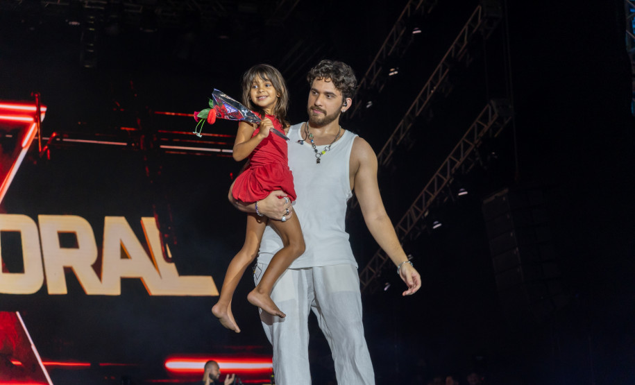 Gustavo Mioto e Jiraya Uai fazem shows cheios de interação em Pontal do Paraná