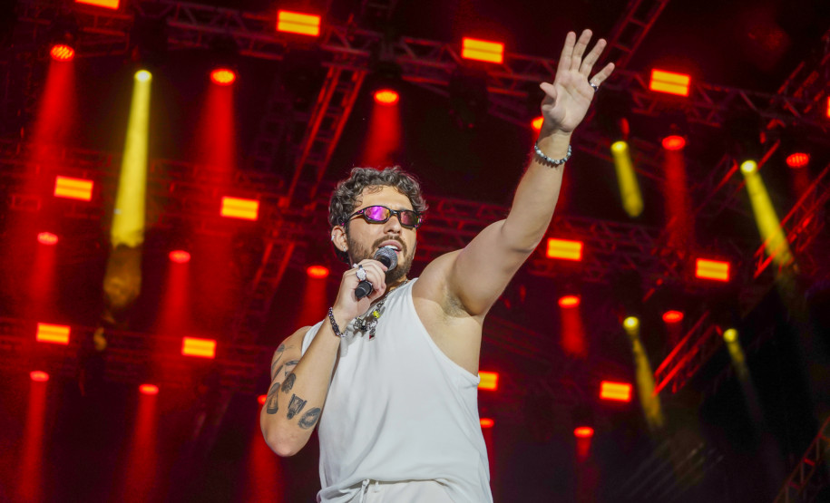 Gustavo Mioto e Jiraya Uai fazem shows cheios de interação em Pontal do Paraná