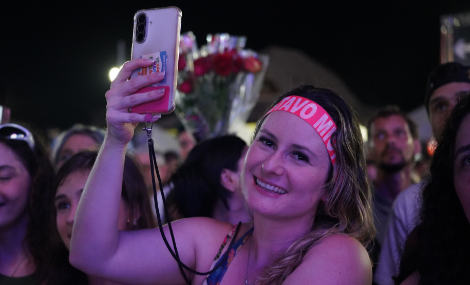 Gustavo Mioto e Jiraya Uai fazem shows cheios de interação em Pontal do Paraná