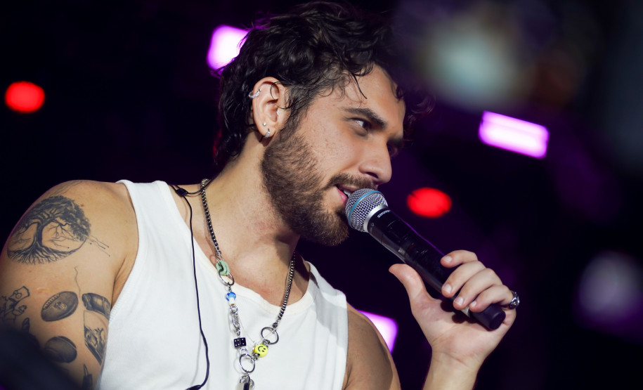 Gustavo Mioto e Jiraya Uai fazem shows cheios de interação em Pontal do Paraná