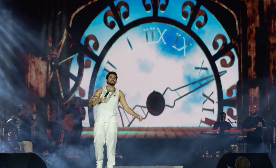 Gustavo Mioto e Jiraya Uai fazem shows cheios de interação em Pontal do Paraná