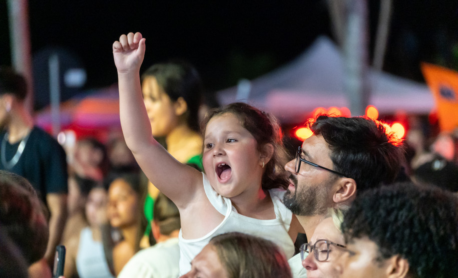 Gustavo Mioto e Jiraya Uai fazem shows cheios de interação em Pontal do Paraná