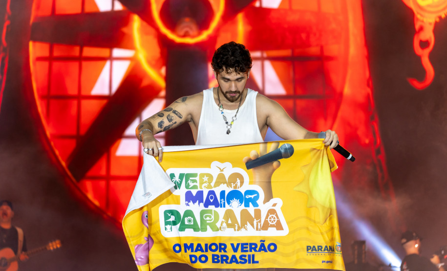 Gustavo Mioto e Jiraya Uai fazem shows cheios de interação em Pontal do Paraná