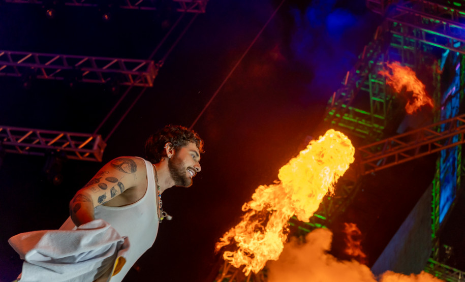 Gustavo Mioto e Jiraya Uai fazem shows cheios de interação em Pontal do Paraná