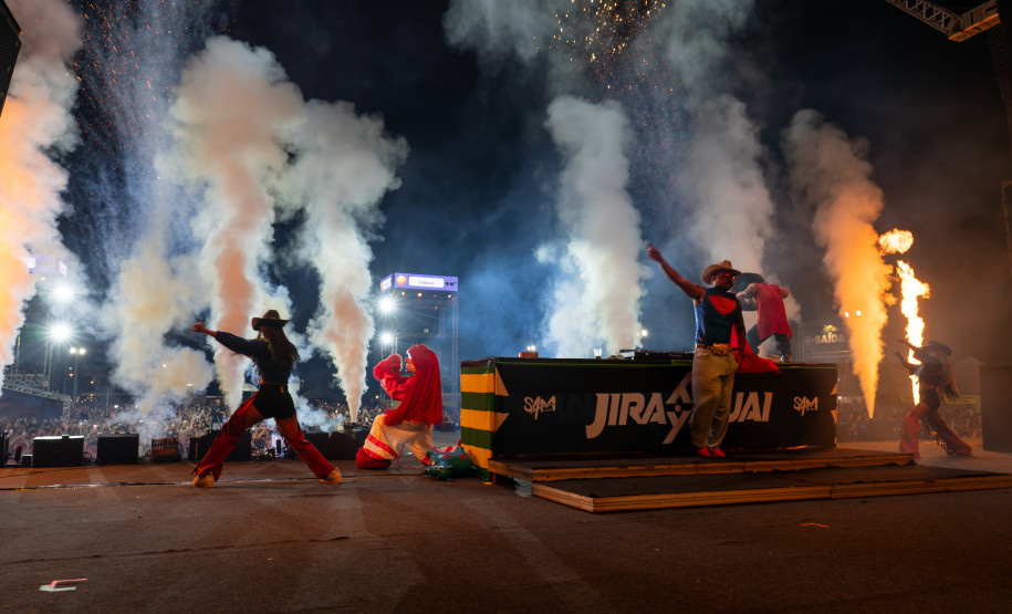 Gustavo Mioto e Jiraya Uai fazem shows cheios de interação em Pontal do Paraná