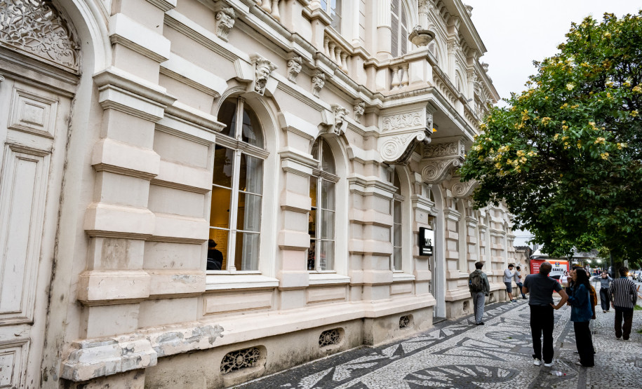 Em fevereiro, MIS-PR terá visita guiada noturna e encontro com carnavalescos