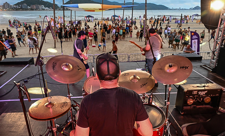 Palcos Sunset movimentam praias e rios do Paraná; confira a agenda da semana