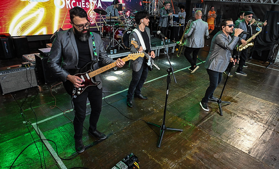 Rock da Big Time Orchestra anima veranistas no Palco Sunset em Guaratuba