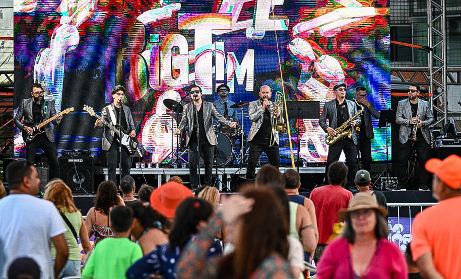 Rock da Big Time Orchestra anima veranistas no Palco Sunset em Guaratuba
