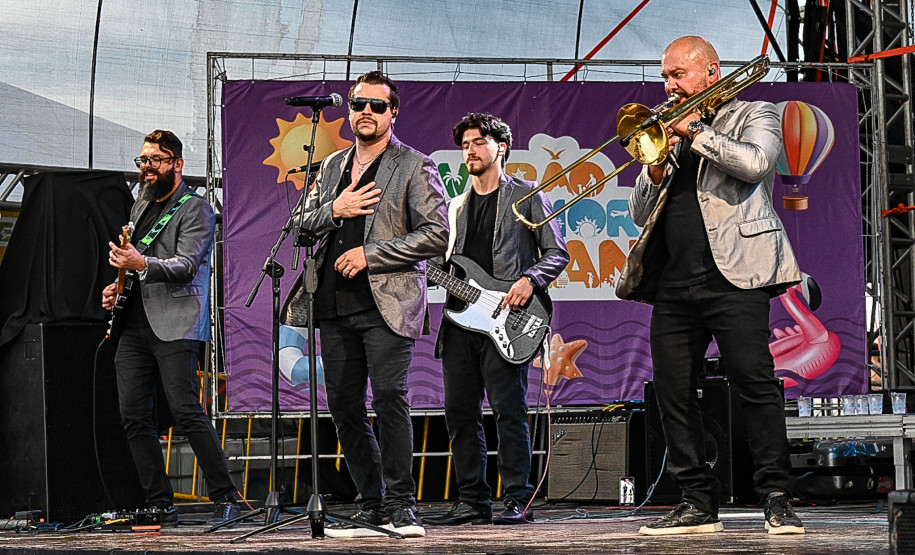 Rock da Big Time Orchestra anima veranistas no Palco Sunset em Guaratuba