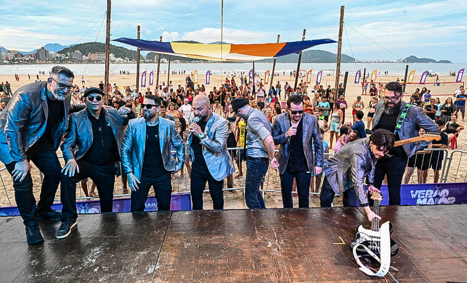 Rock da Big Time Orchestra anima veranistas no Palco Sunset em Guaratuba