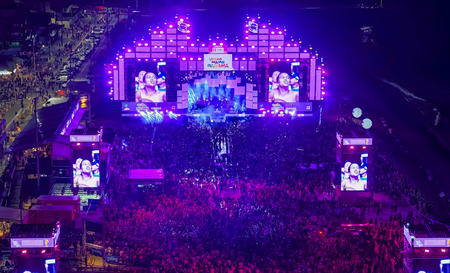 Fábio Jr. celebra o romantismo com show para 144 mil pessoas em Matinhos