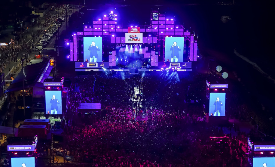 Fábio Jr. celebra o romantismo com show para 144 mil pessoas em Matinhos