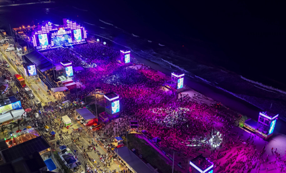 Fábio Jr. celebra o romantismo com show para 144 mil pessoas em Matinhos