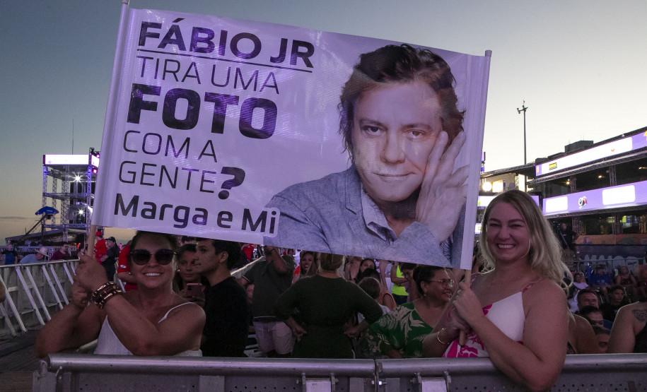 Fábio Jr. celebra o romantismo com show para 144 mil pessoas em Matinhos