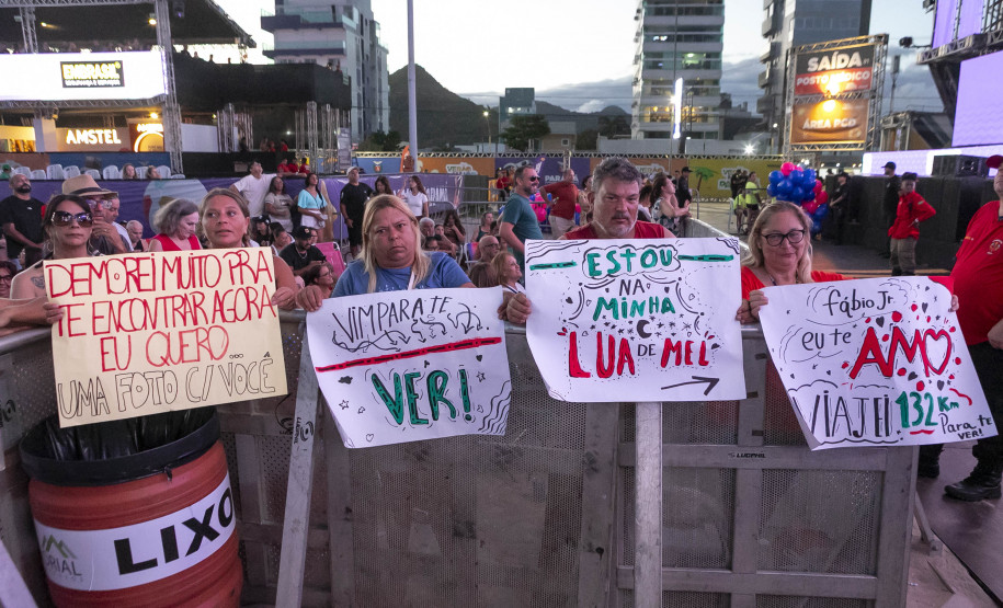 Fábio Jr. celebra o romantismo com show para 144 mil pessoas em Matinhos