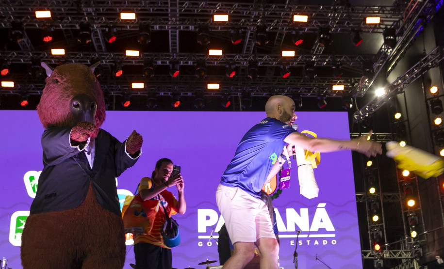 Fábio Jr. celebra o romantismo com show para 144 mil pessoas em Matinhos