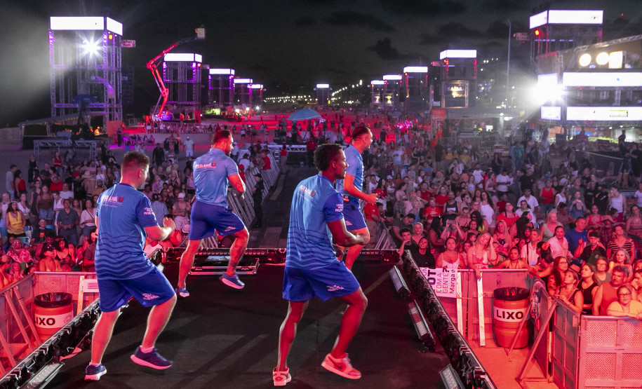 Fábio Jr. celebra o romantismo com show para 144 mil pessoas em Matinhos