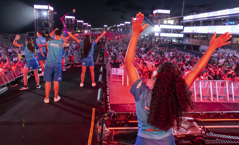 Fábio Jr. celebra o romantismo com show para 144 mil pessoas em Matinhos
