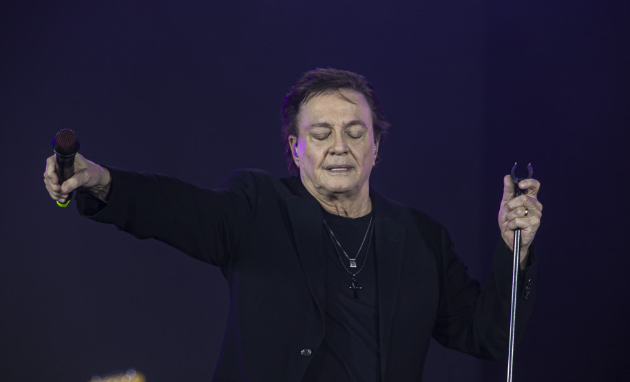 Fábio Jr. celebra o romantismo com show para 144 mil pessoas em Matinhos