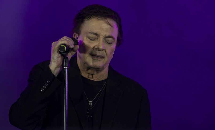 Fábio Jr. celebra o romantismo com show para 144 mil pessoas em Matinhos