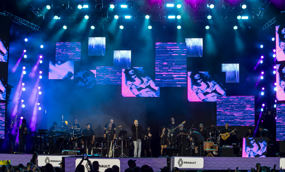 Fábio Jr. celebra o romantismo com show para 144 mil pessoas em Matinhos