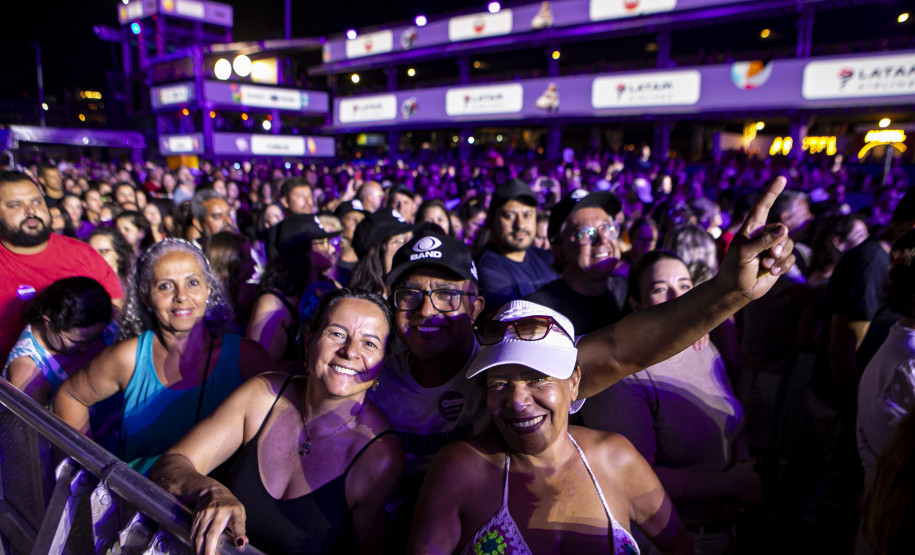 Fábio Jr. celebra o romantismo com show para 144 mil pessoas em Matinhos