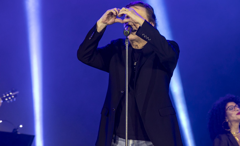 Fábio Jr. celebra o romantismo com show para 144 mil pessoas em Matinhos