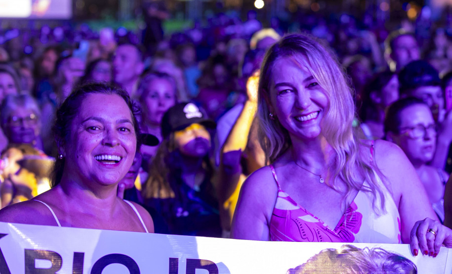 Fábio Jr. celebra o romantismo com show para 144 mil pessoas em Matinhos