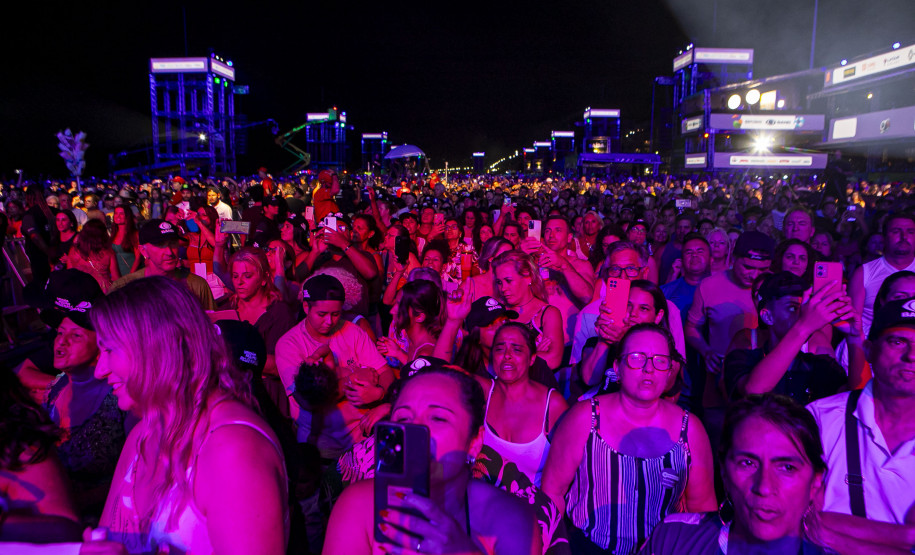 Fábio Jr. celebra o romantismo com show para 144 mil pessoas em Matinhos