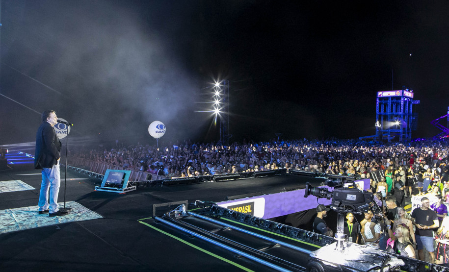 Fábio Jr. celebra o romantismo com show para 144 mil pessoas em Matinhos
