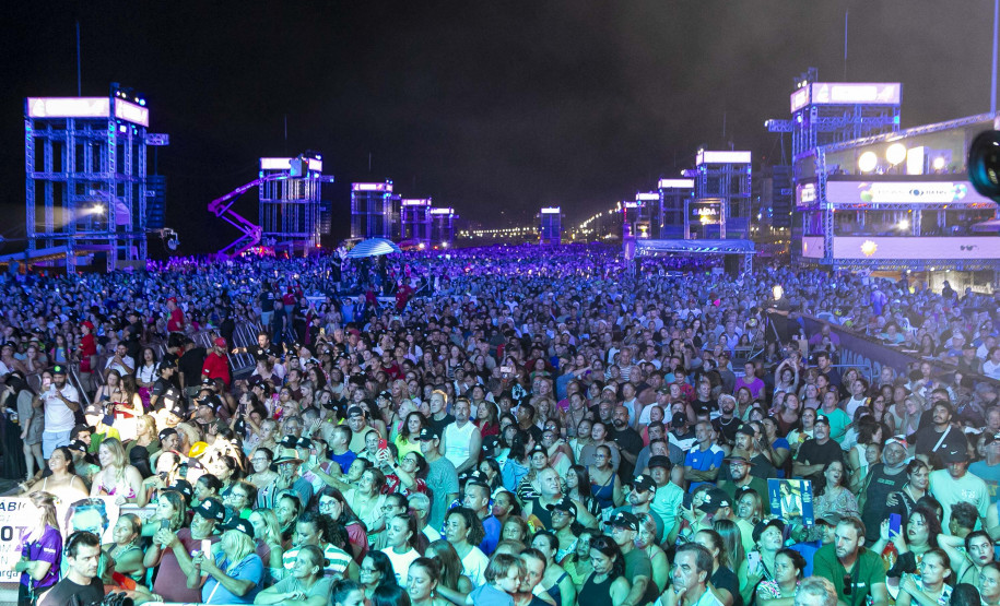 Fábio Jr. celebra o romantismo com show para 144 mil pessoas em Matinhos