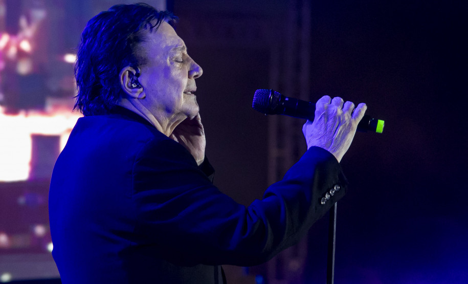 Fábio Jr. celebra o romantismo com show para 144 mil pessoas em Matinhos